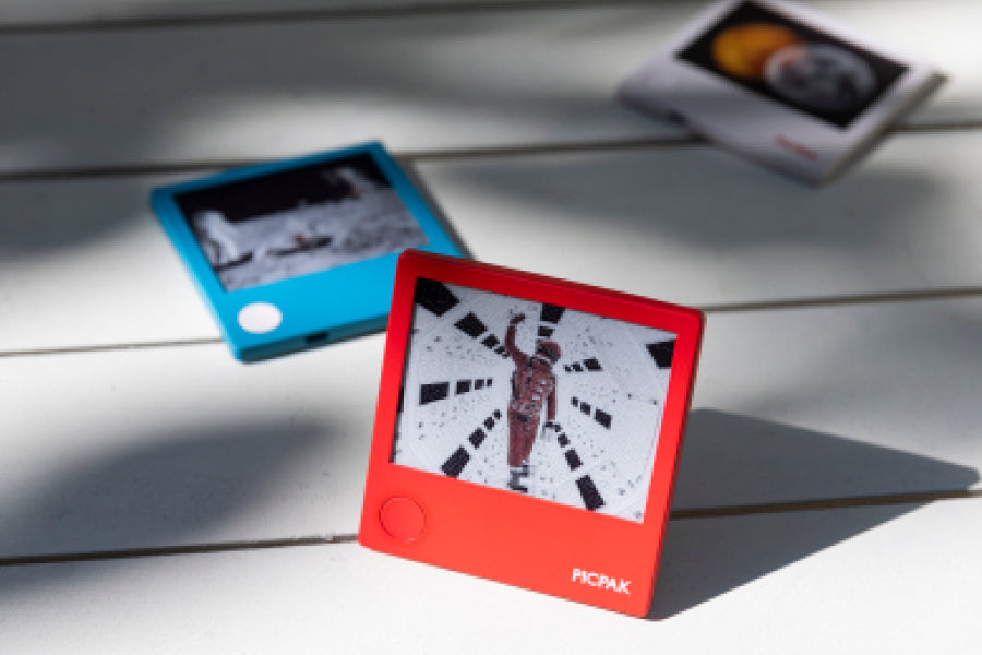 E-Ink vs LCD: Why They Show Color So Differently